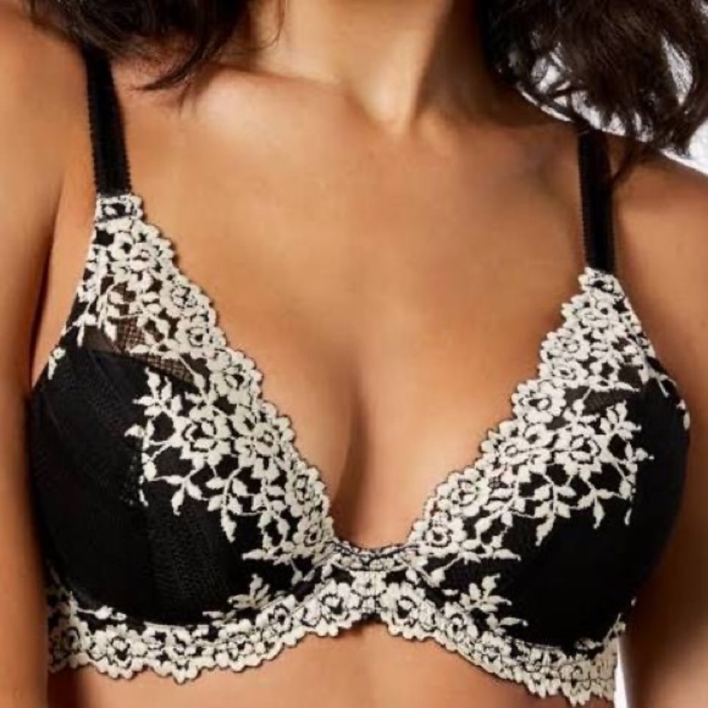 Wacoal black and white lace bra